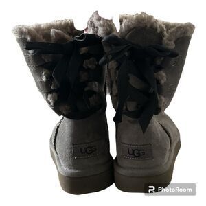 UGG BOOTS GRAY WITH RIBBONS